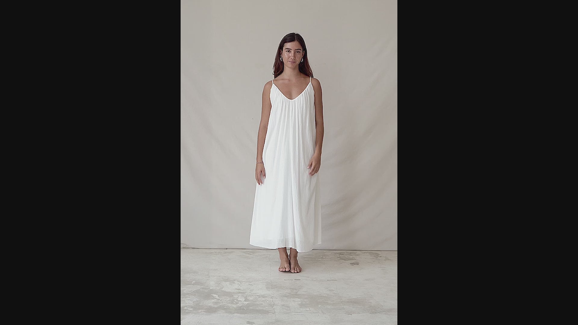 Alessia usually wears size XS. Bust 79cm (31.1”), Waist 65cm (25.6”), Hips 96cm (37.4”), Height 166cm (5.5”) | Size XS