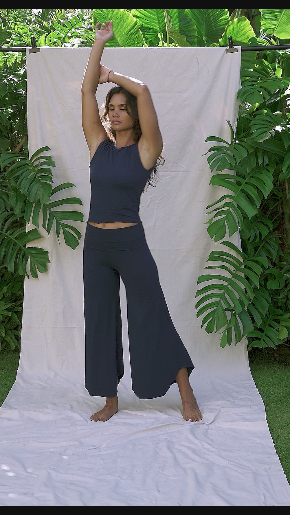 Kristin is wearing size M. Height 177cm (5.8”), Bust 87cm (34.2”), Waist 74cm (29”), Hips 94cm (37”) | Size M