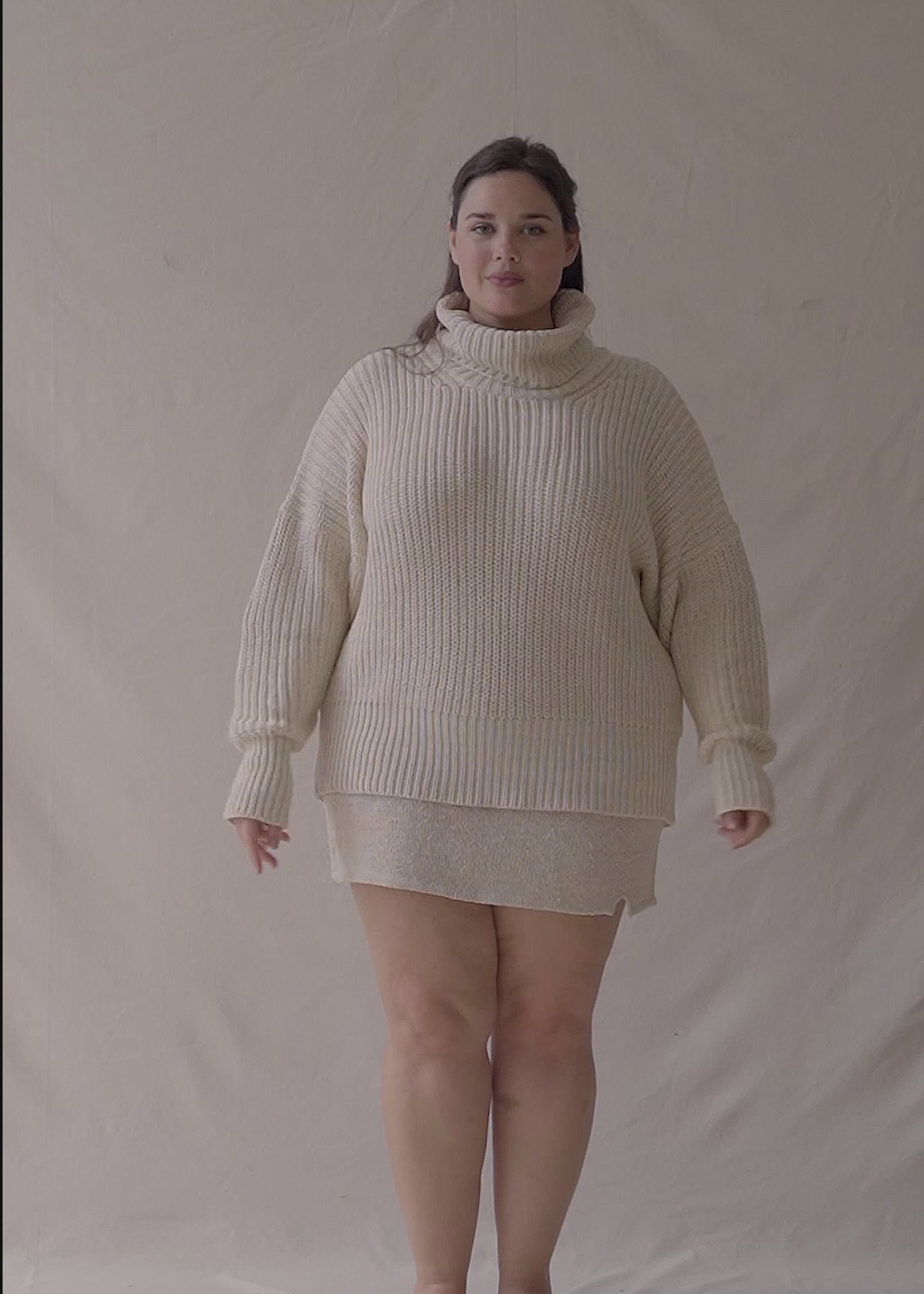 Michelle usually wears XL/XXL. She is Bust 115cm (45.3”), Waist 93 (36.6”), Hips 123cm (48.4”), Height 168cm (5.5”) | One Size