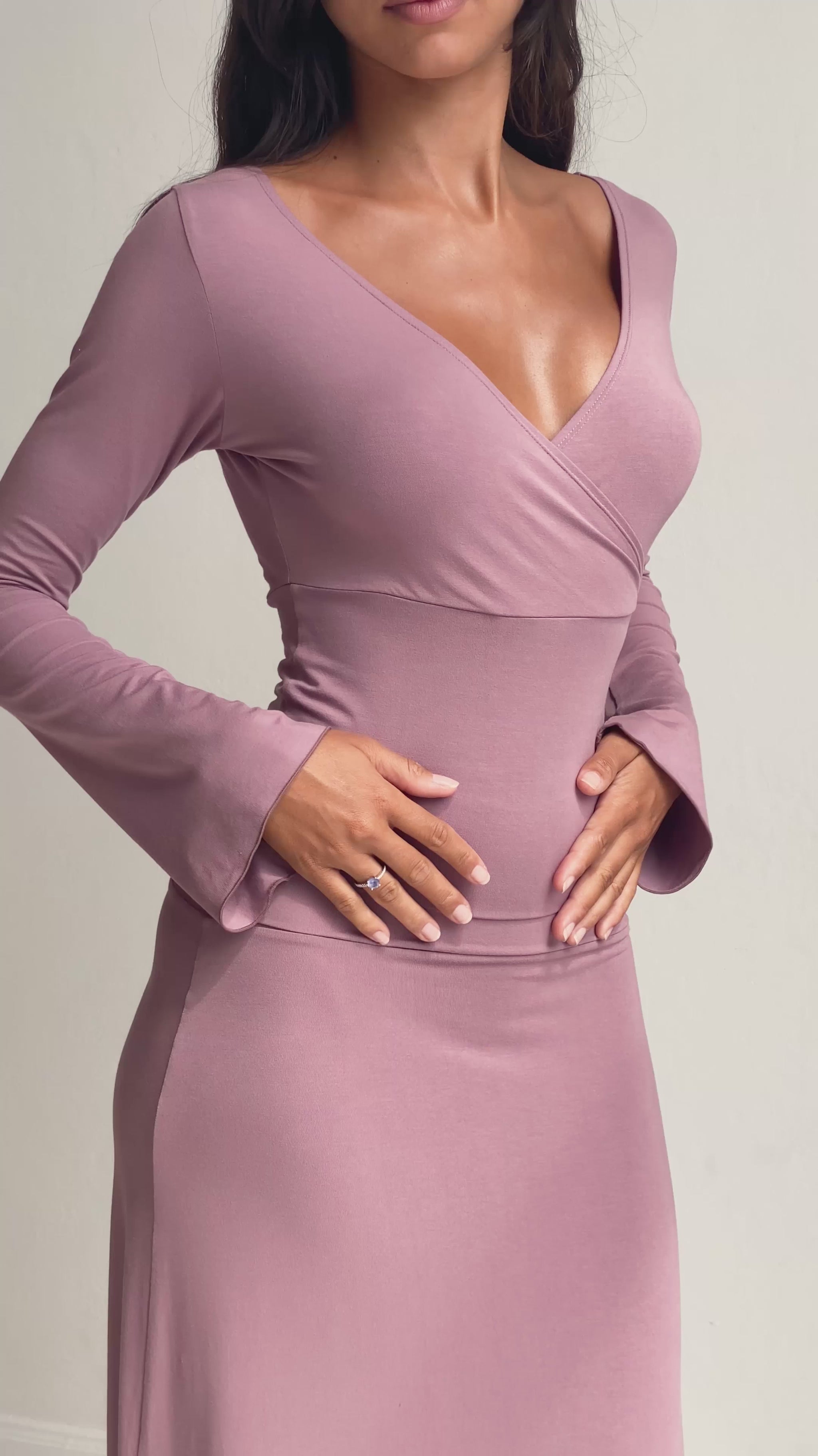 Sabi is wearing size XS/S. Bust 86cm (33.85”), Waist 63cm (24.8”), Hips 94cm (37.00”), Height 171cm (5.6”) | Size XS/S