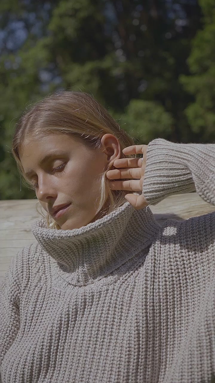 Andrea usually wears size XS/S. Bust 80cm (31.5”), Waist 69cm (27.2”), Hips 94cm(37”), Height 175cm(5.7”) | One Size