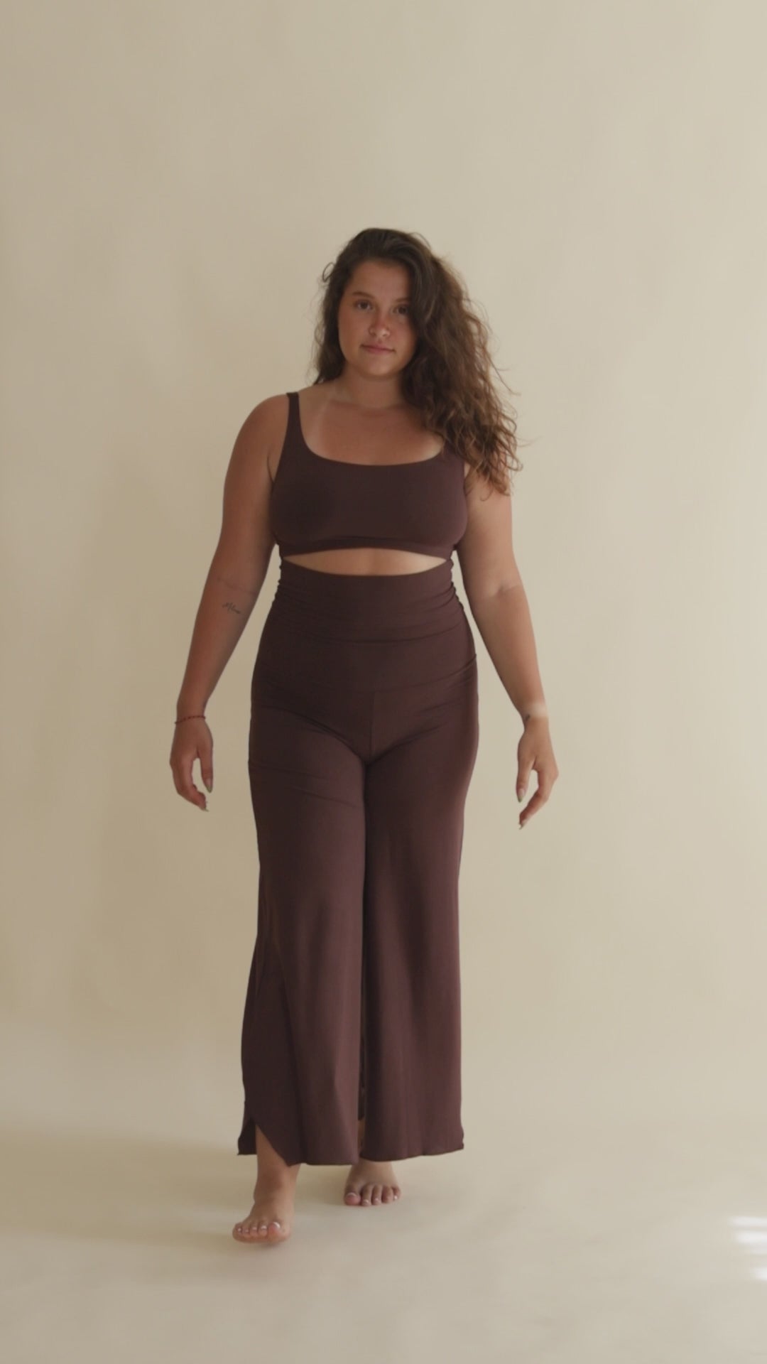 Amina is wearing size XL.  Height 171cm(5.6”), Waist 88cm(34.6”), Hips 109cm(43”) | Size XL