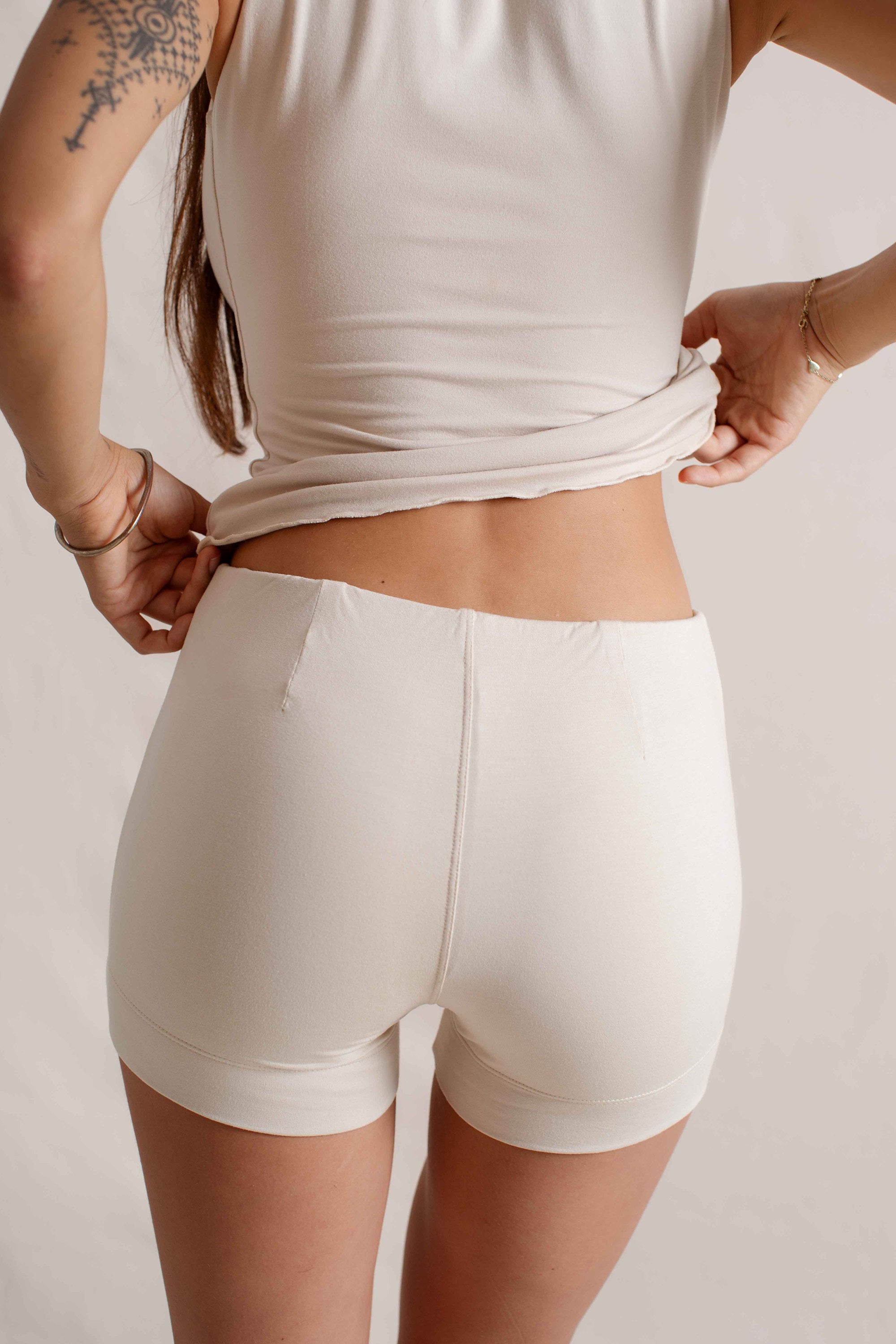 Hitomi is wearing size XXS/XS. Bust: 81cm (32”), Waist: 61cm (24”), Hips: 91.4cm (36”), Height 168cm (5.5”). | Size XXS/XS