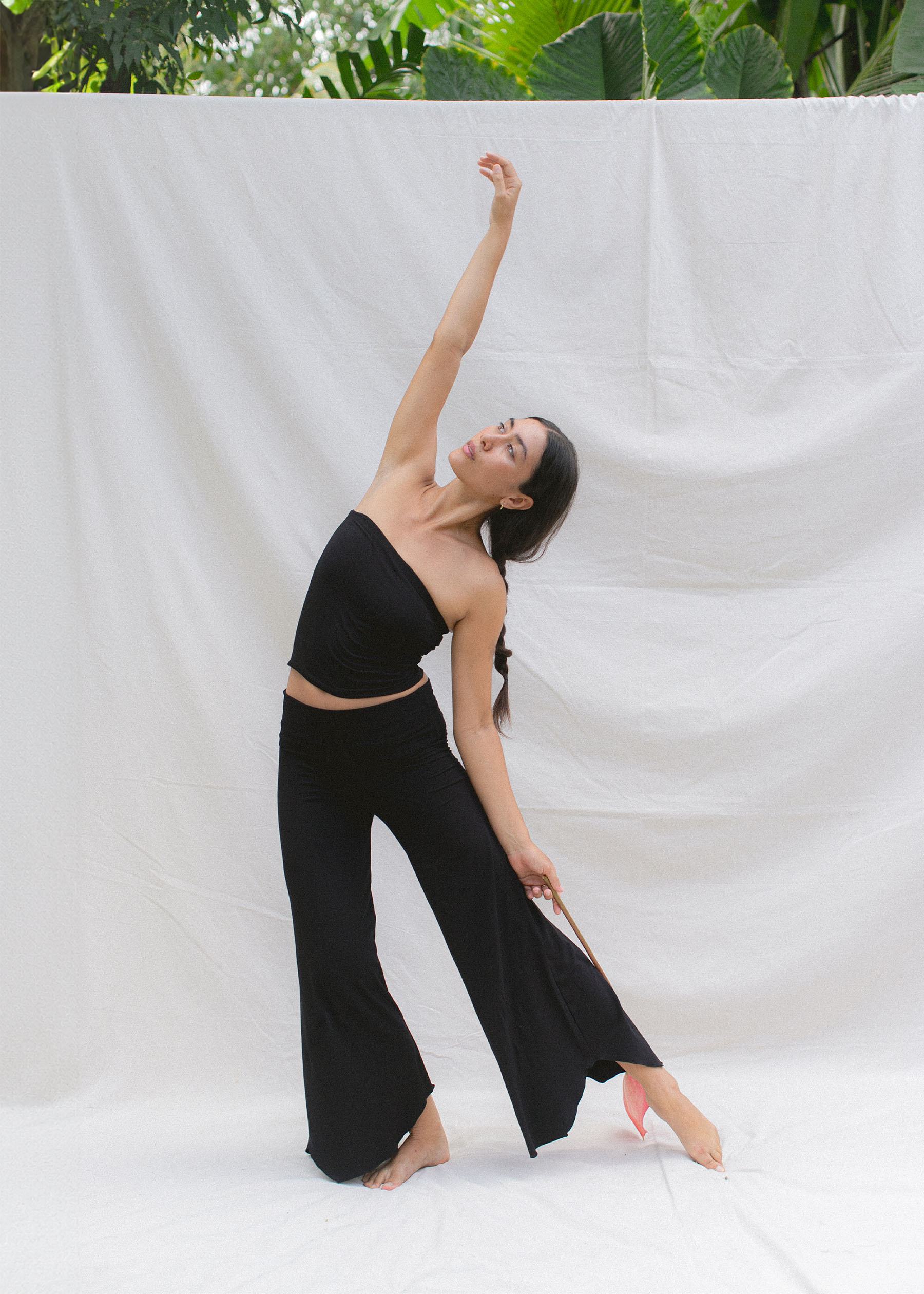 Eva wears size M. Height 174cm (5.7”), Bust 83cm (32.7”), Waist 69cm (27.2”), Hips 96cm (37.8”) | Size M