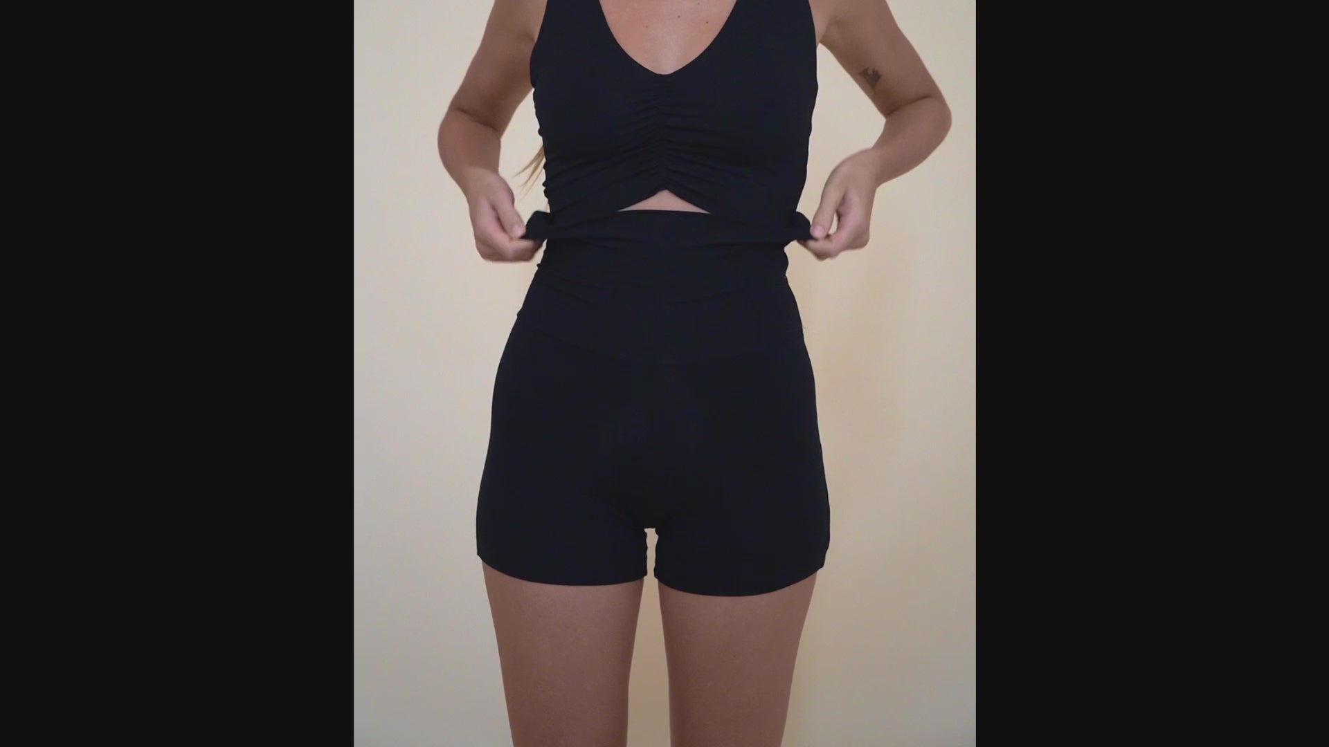 Sol wears size S. She is 176 cm(5.8”) tall, Bust 85cm(33.5”), Waist 65cm(25.6”), Hips 91cm(35.8”) | Size S