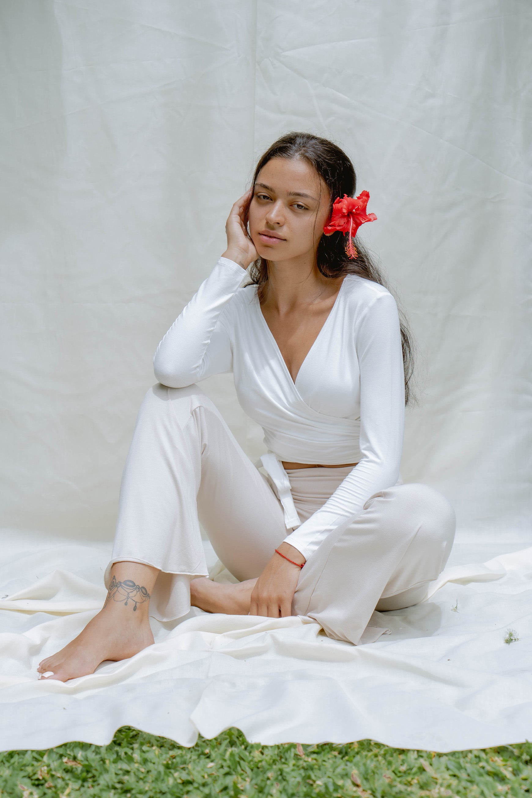 Sabi wears size XS/S. She is 171 cm (5.6”) tall, Bust 86cm(33.8”) | Size XS/S