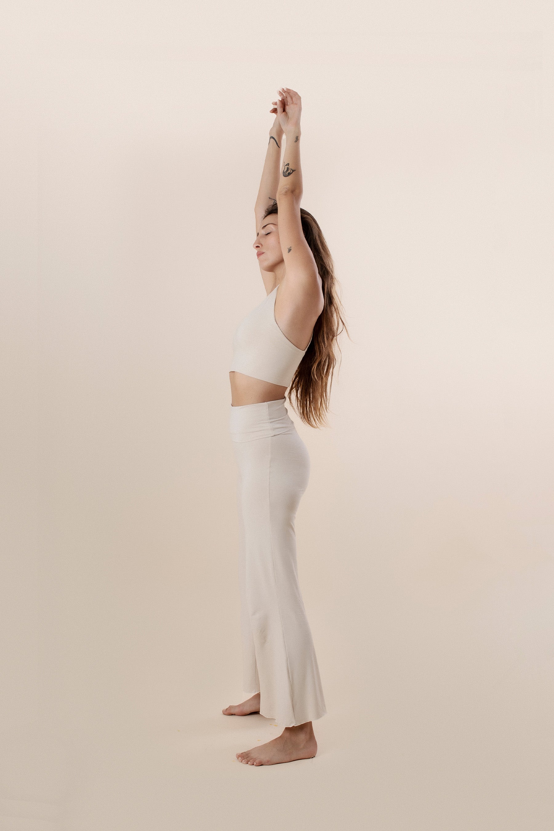 Sol wears size S. She is 176 cm(5.8”) tall, Bust 85cm(33.5”), Waist 65cm(25.6”), Hips  91cm(35.8”)  | Size S