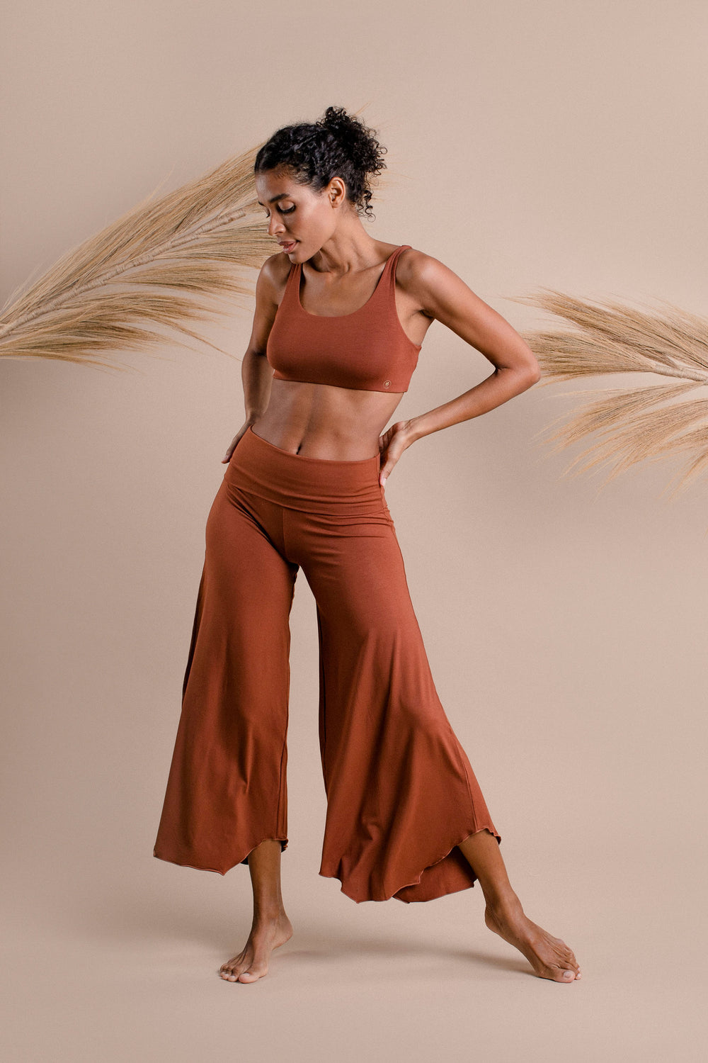 Carole wears size S. She is 175 cm (5.8) tall (Bust 82cm/32”, Waist 59cm/23”, Hips 90cm/35”). | Size S