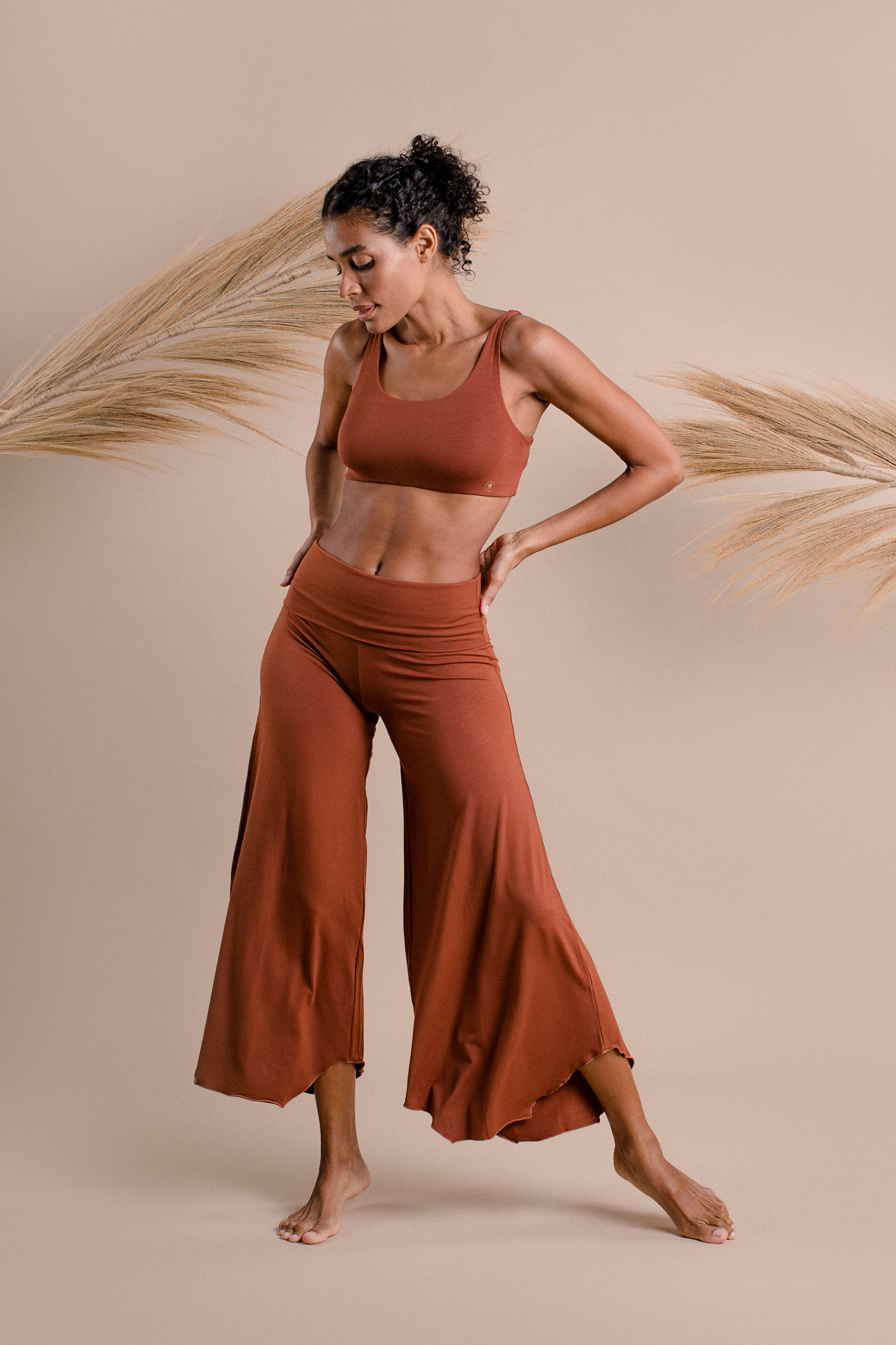 Carole wears size S. She is 175 cm (5.8) tall (Bust 82cm/32”, Waist 59cm/23”, Hips 90cm/35”). | Size S