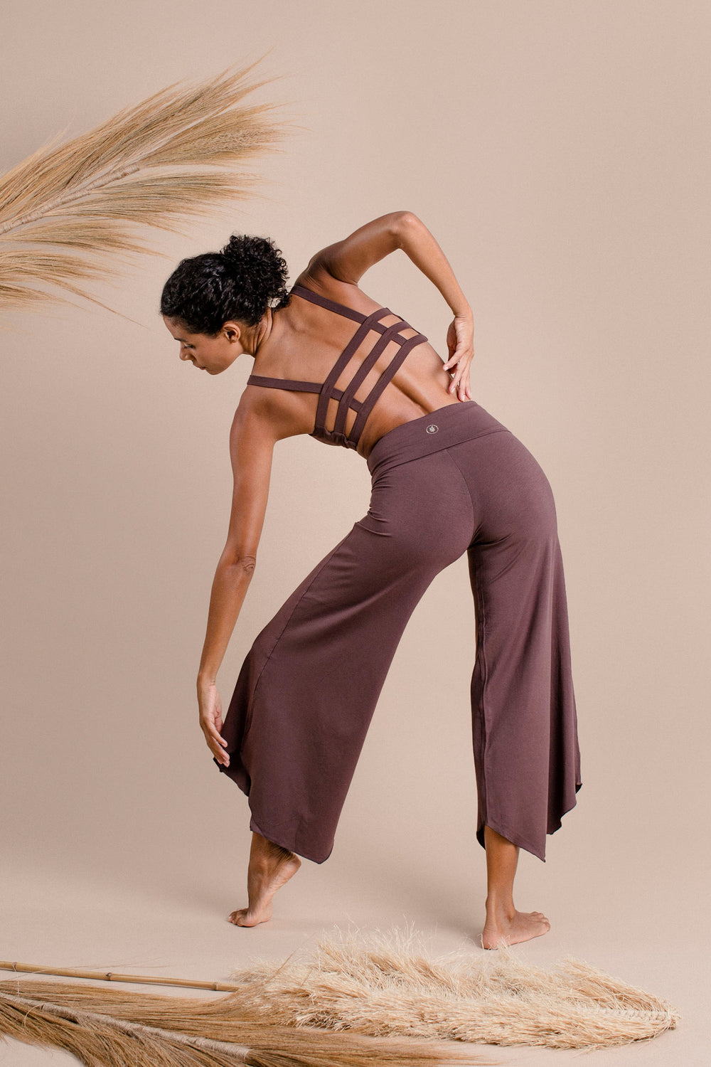 • Carole wears size S. She is 175 cm (5.8) tall (Bust 82cm/32”, Waist 59cm/23”, Hips 90cm/35”). | Size S