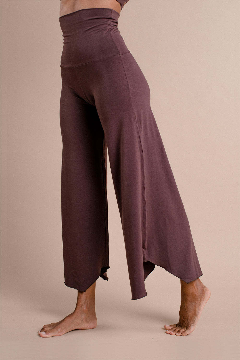 • Carole wears size S. She is 175 cm (5.8) tall (Bust 82cm/32”, Waist 59cm/23”, Hips 90cm/35”). | Size S