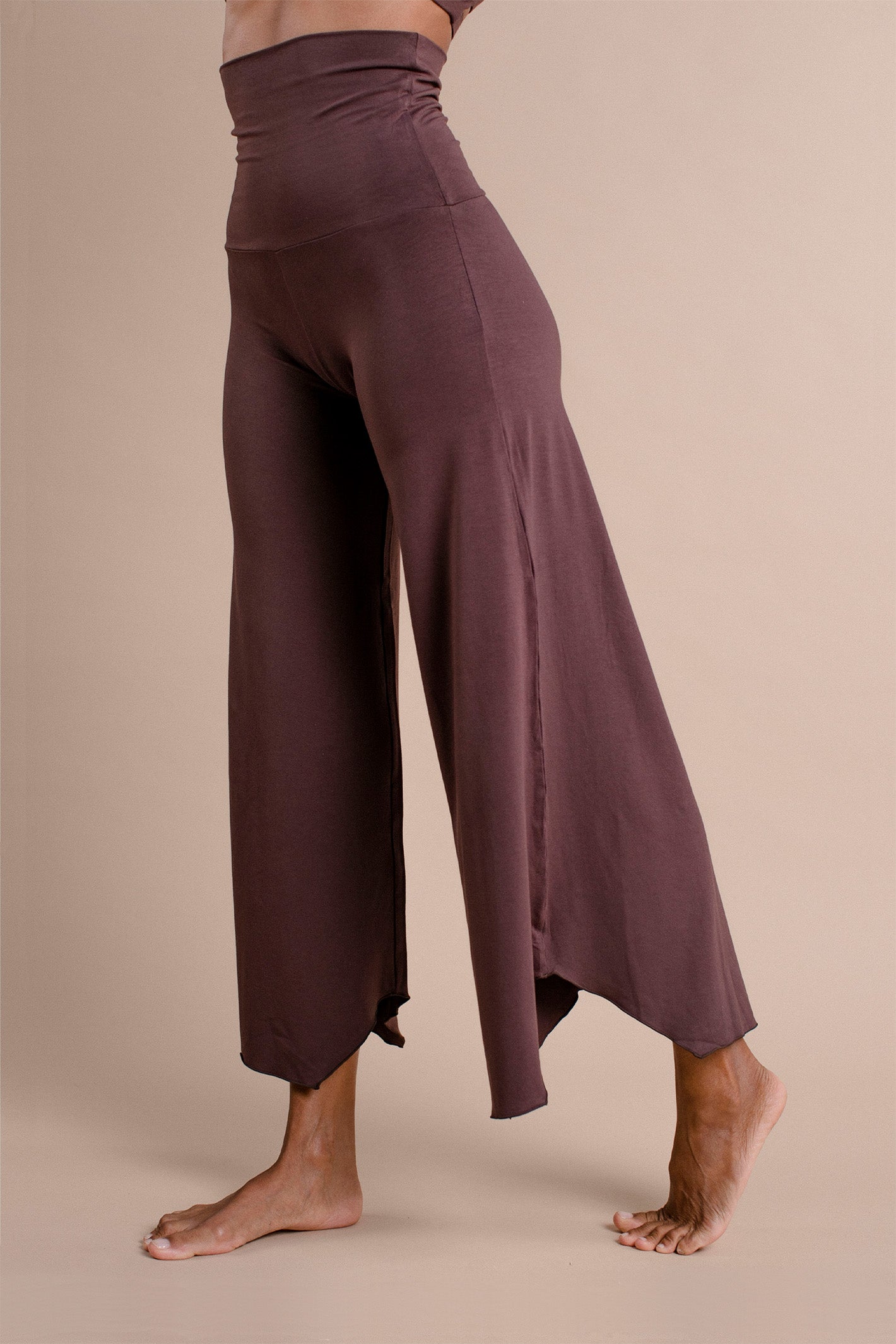 • Carole wears size S. She is 175 cm (5.8) tall (Bust 82cm/32”, Waist 59cm/23”, Hips 90cm/35”). | Size S