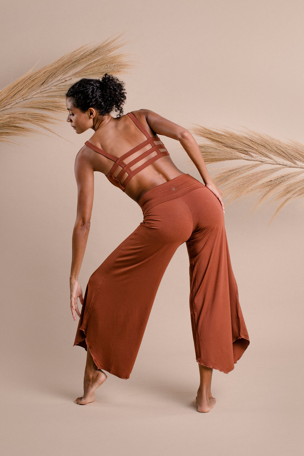 Carole wears size S. She is 175 cm (5.8) tall (Bust 82cm/32”, Waist 59cm/23”, Hips 90cm/35”). | Size S