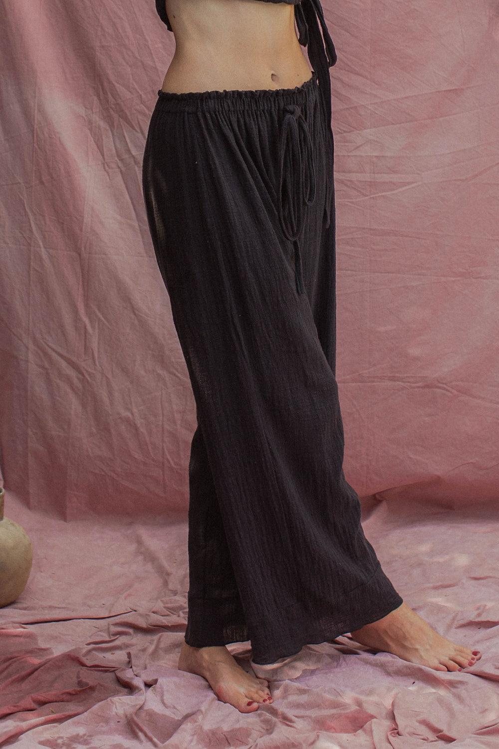 Lia is wearing size XS/S. She is 180cm (5.9”) tall, Waist: 62cm (24.4), Hips: 93cm (36.6”) | Size XS/S