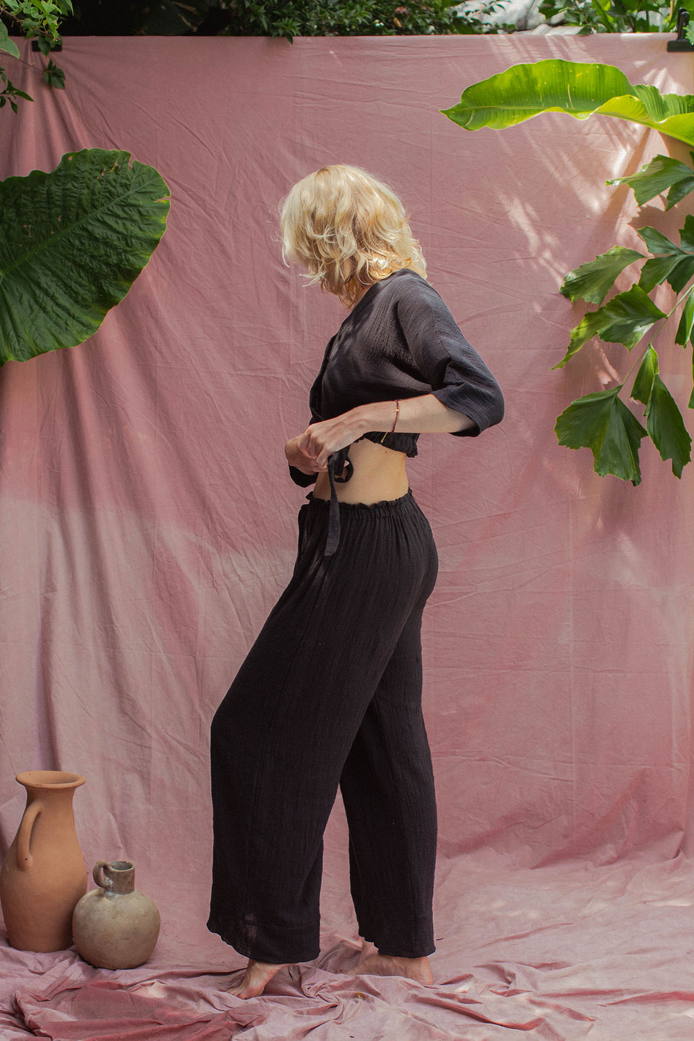 Lia is wearing size XS/S. She is 180cm (5.9”) tall, Waist: 62cm (24.4), Hips: 93cm (36.6”) | Size XS/S