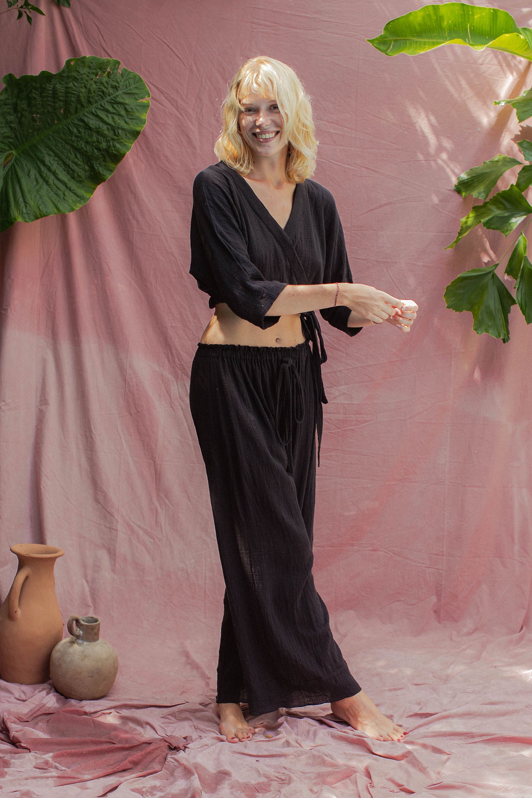 Lia is wearing size XS/S. She is 180cm (5.9”) tall, Waist: 62cm (24.4), Hips: 93cm (36.6”) | Size XS/S