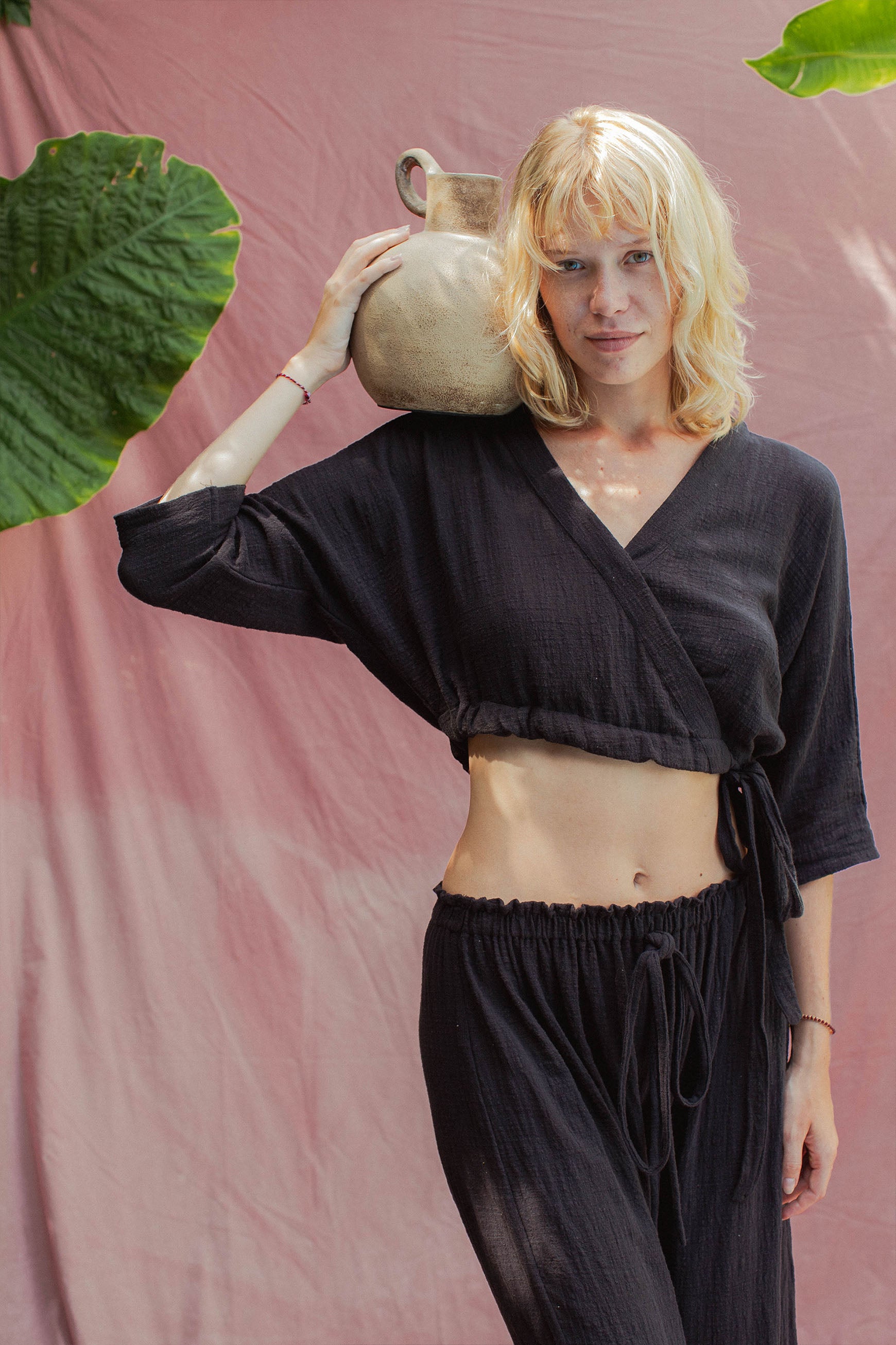 Lia is wearing size XS/S. She is 180cm(5.9”) tall and Bust 82cm(32.3”) | Size XS/S