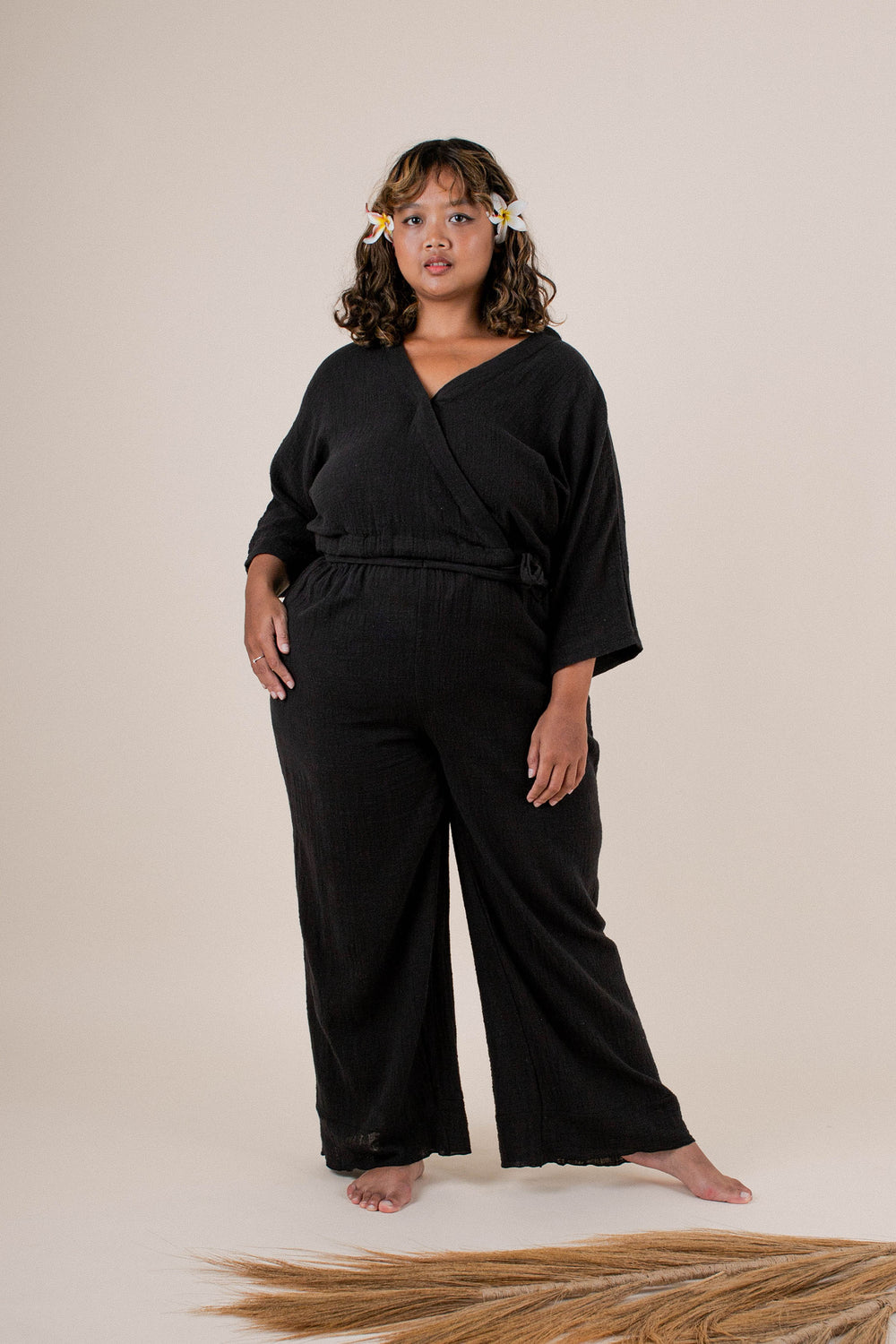 Jeannie is wearing size XL/XXL. She is 165cm (5.4”) tall, Waist: 86cm (33.8”), Hips: 126cm (49.6”) | Size XL/XXL