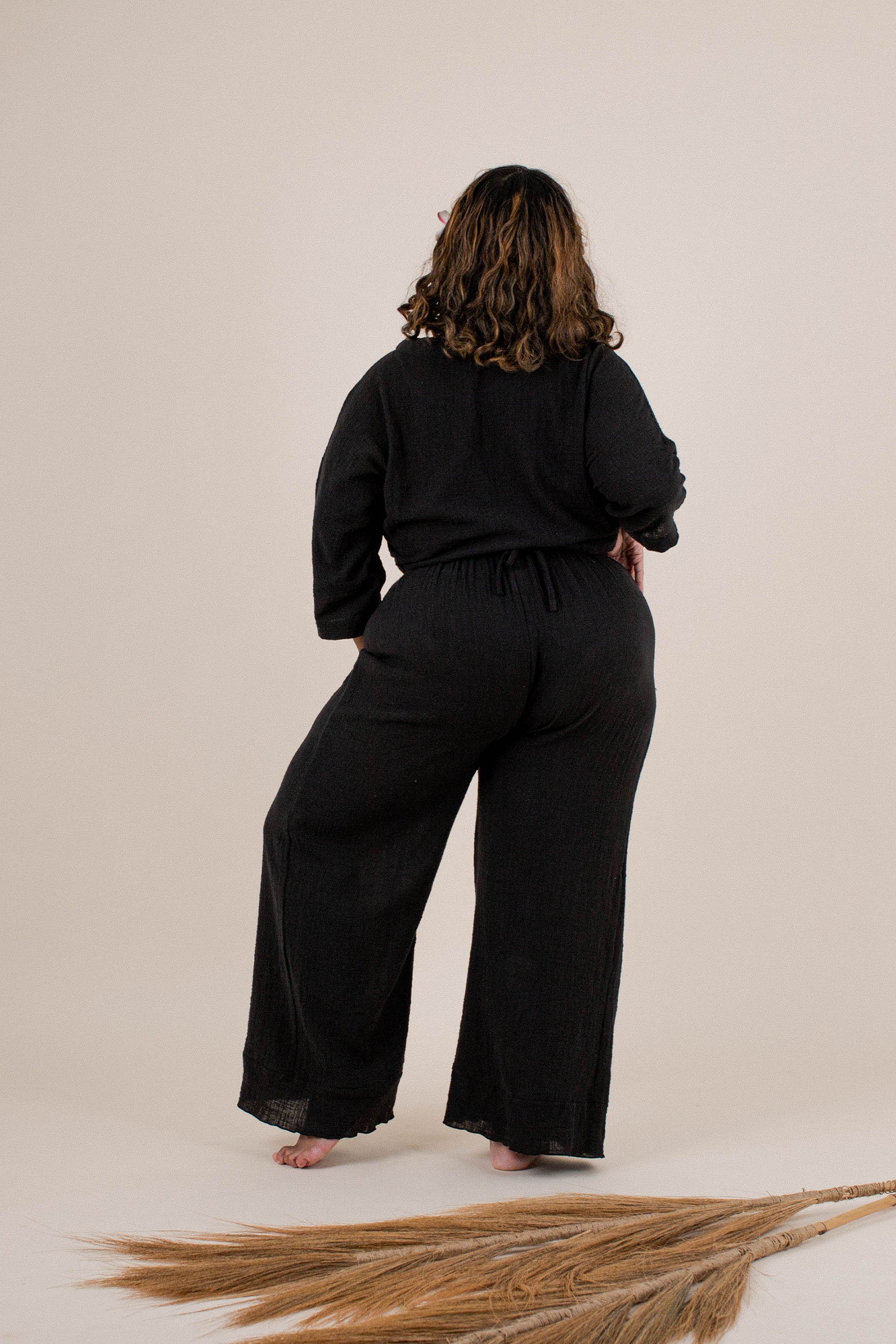 Jeannie is wearing size XL/XXL. She is 165cm (5.4”) tall, Waist: 86cm (33.8”), Hips: 126cm (49.6”) | Size XL/XXL