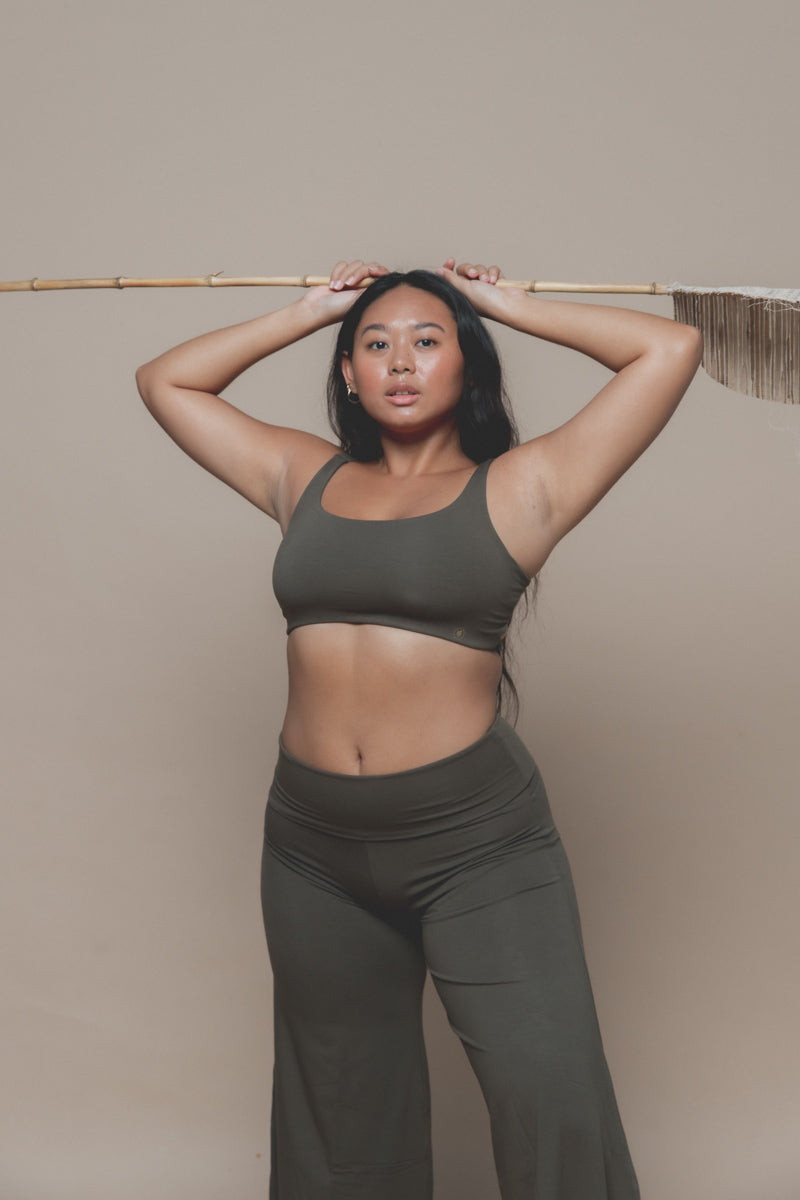 Sari wears size L. Bust 98cm(38,5”), Waist 75cm(29,5”), Hips 109cm(43”).  | Size L