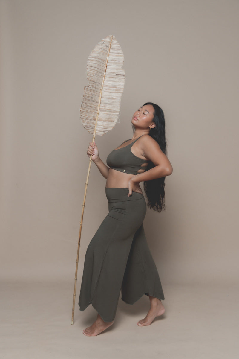 Sari wears size L. Bust 98cm(38,5”), Waist 75cm(29,5”), Hips 109cm(43”).  | Size L