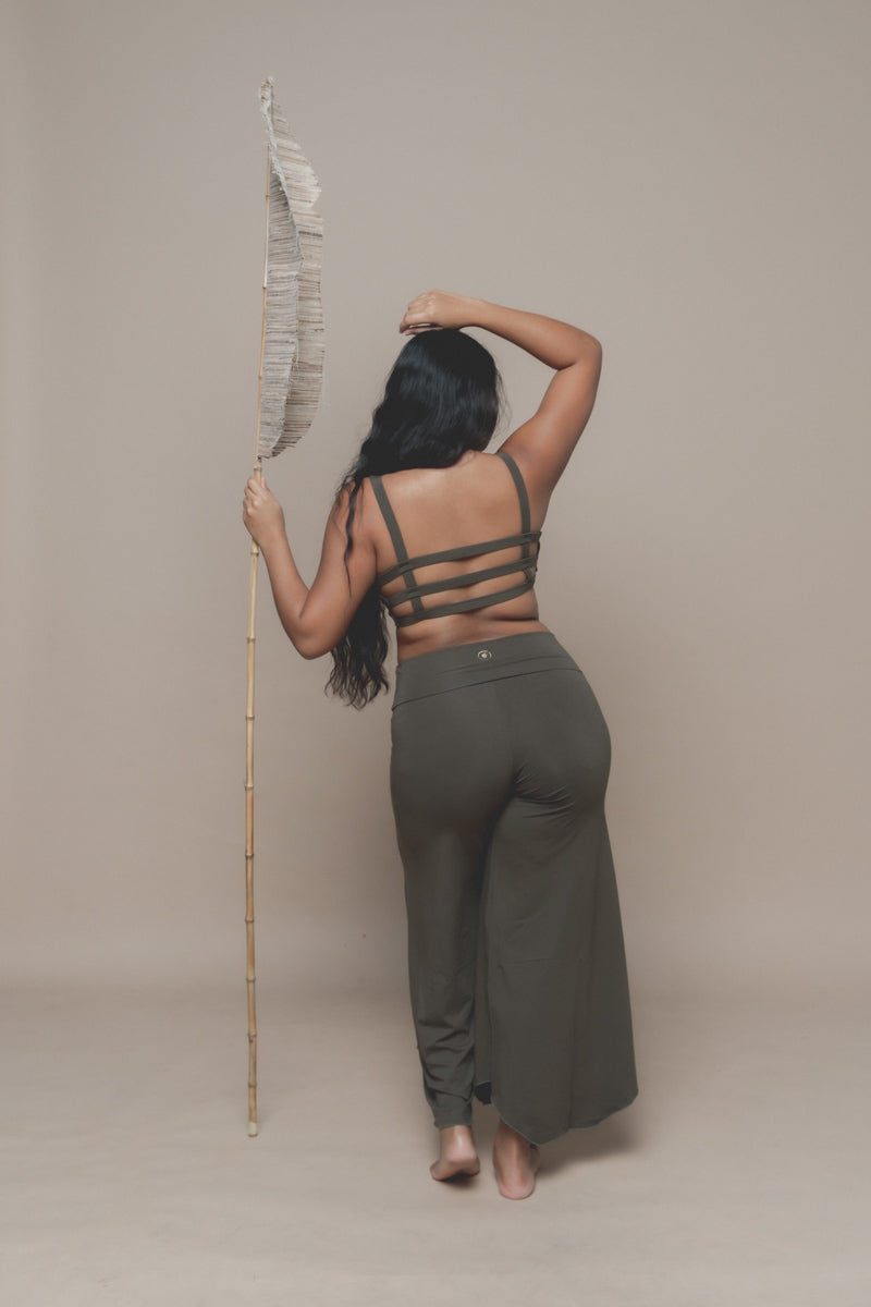 Sari wears size L in all pieces (Bust 98cm/38,5”, Waist 75cm/29,5”, Hips 109cm/43”).  | Size L