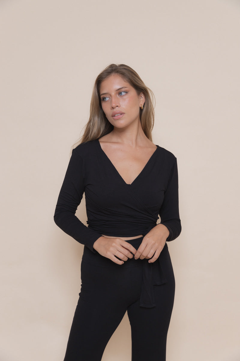 Valeria wears size S. Bust: 84cm/33”, Waist: 70 cm/27”, Hips: 88cm/35” | Size XS/S