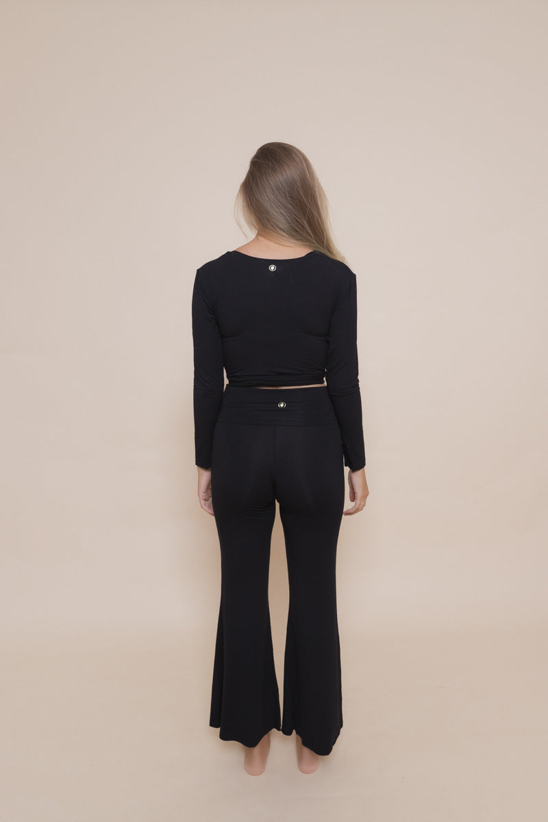 Valeria wears size S. Bust: 84cm/33”, Waist: 70 cm/27”, Hips: 88cm/35” | Size XS/S