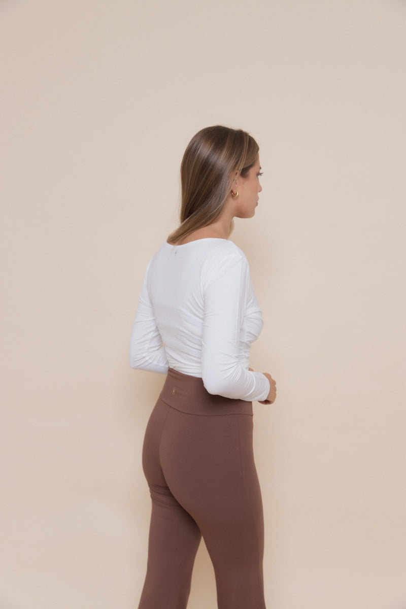 Valeria wears size XS/S. Bust: 84cm/33”, Waist: 70 cm/27”, Hips: 88cm/35” | Size XS/S