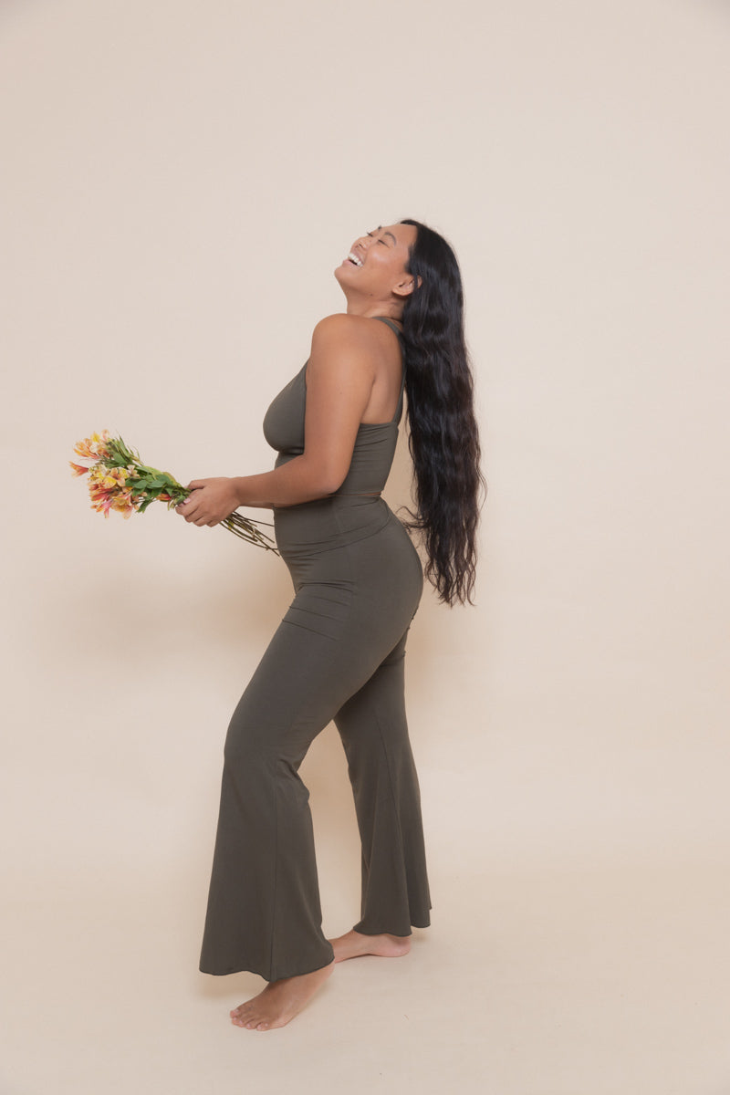 Sari wears size L. Bust 98cm/38,5”, Waist 75cm/29,5”, Hips 109cm/43” | Size L