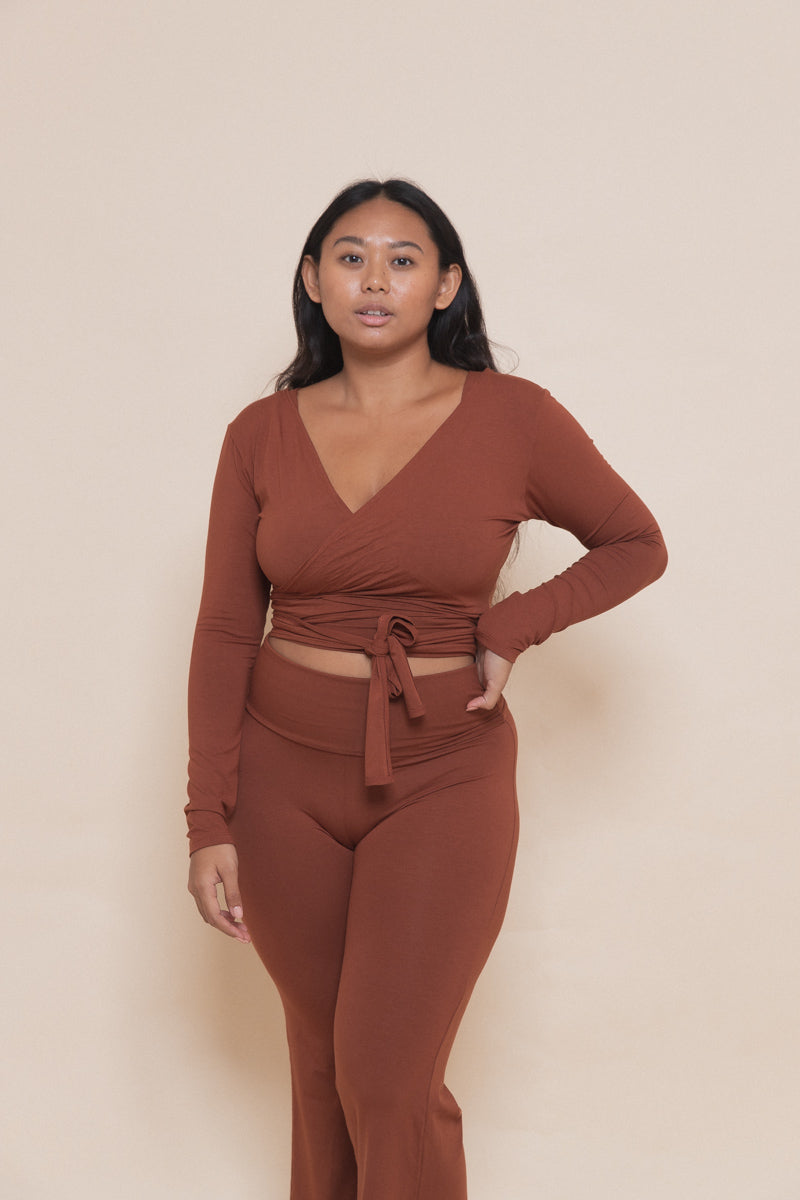 Sari wears size L. Bust 98cm/38,5”, Waist 75cm/29,5”, Hips 109cm/43” | Size M/L