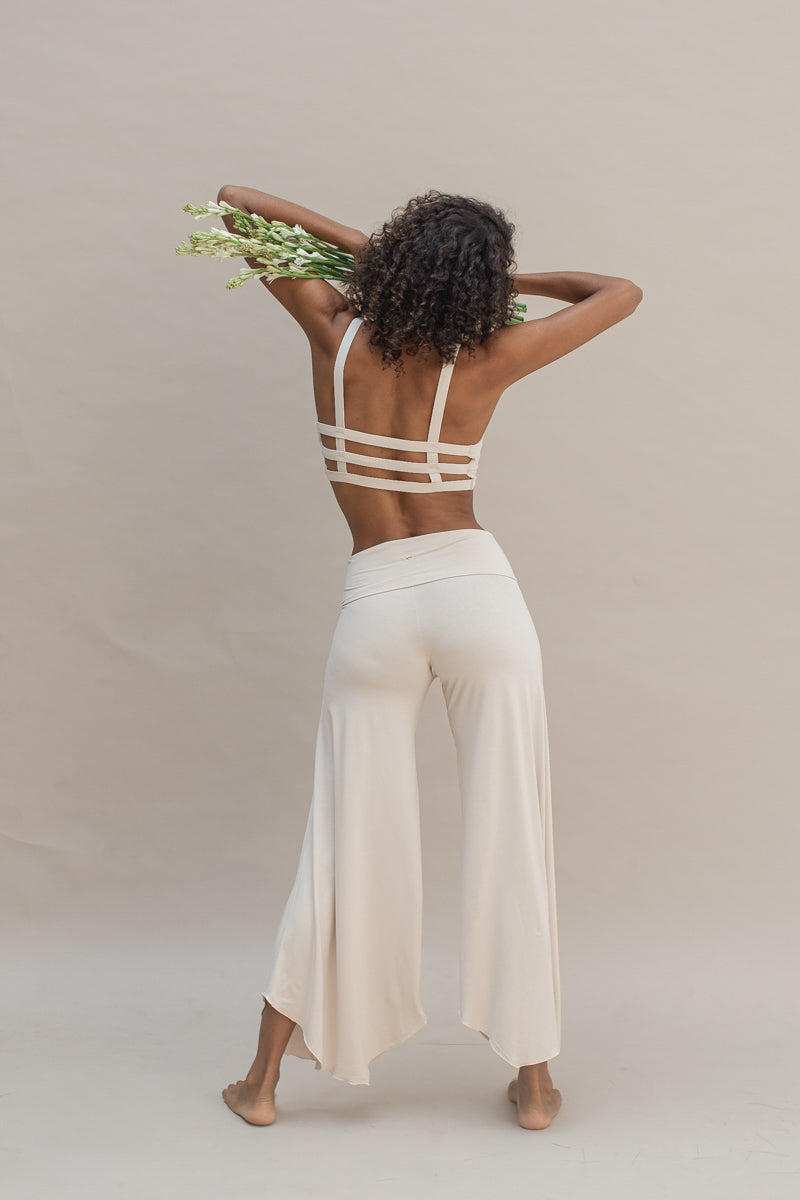  Carole wears size S. She is 175 cm (5.8”) tall, Waist 59cm(23”), Hips 90cm(35”).  | Size S