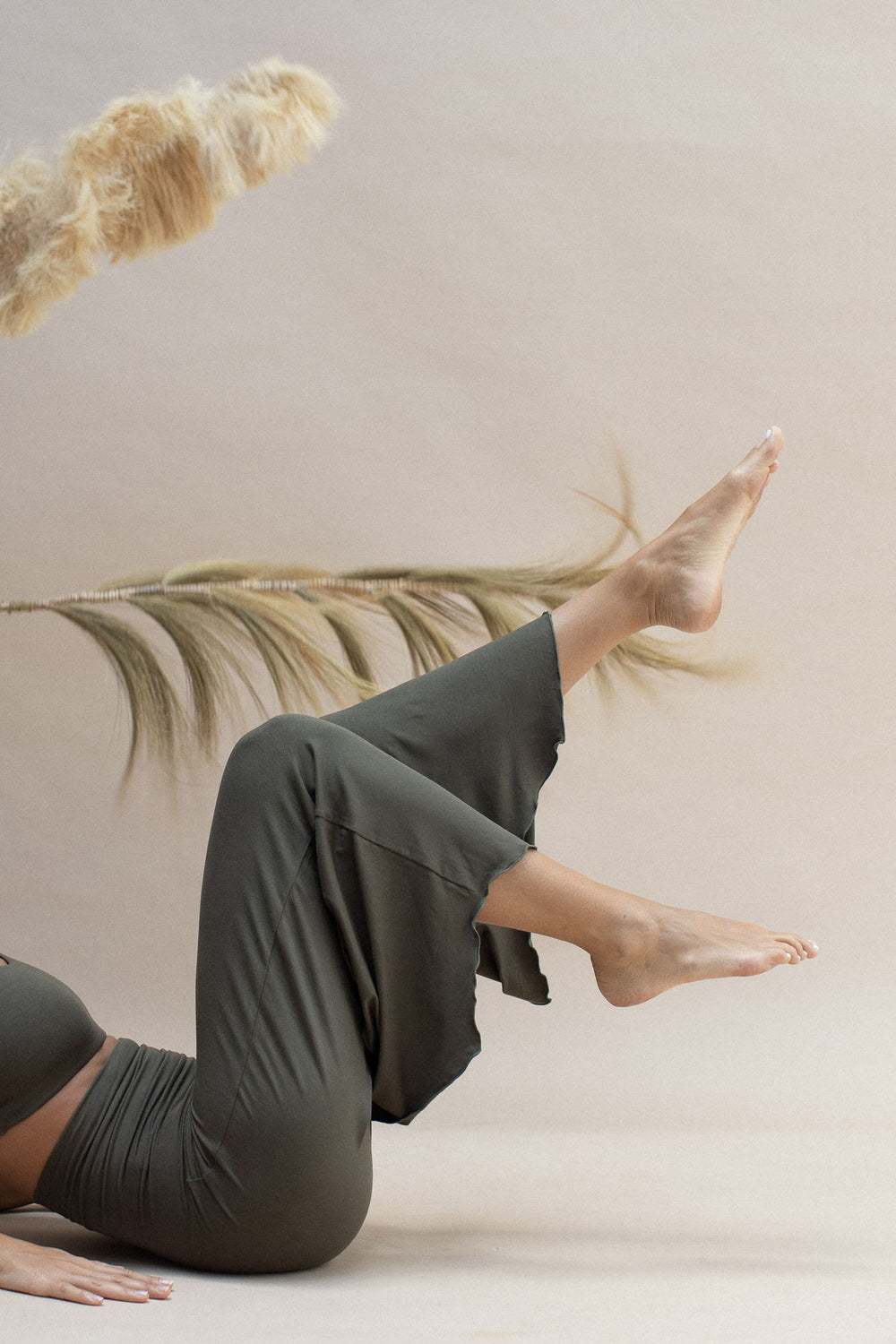 Carole wears size S. She is 175 cm (5.8”) tall, Bust 82cm(32”), Waist 59cm(23”), Hips 90cm(35”). | Size S