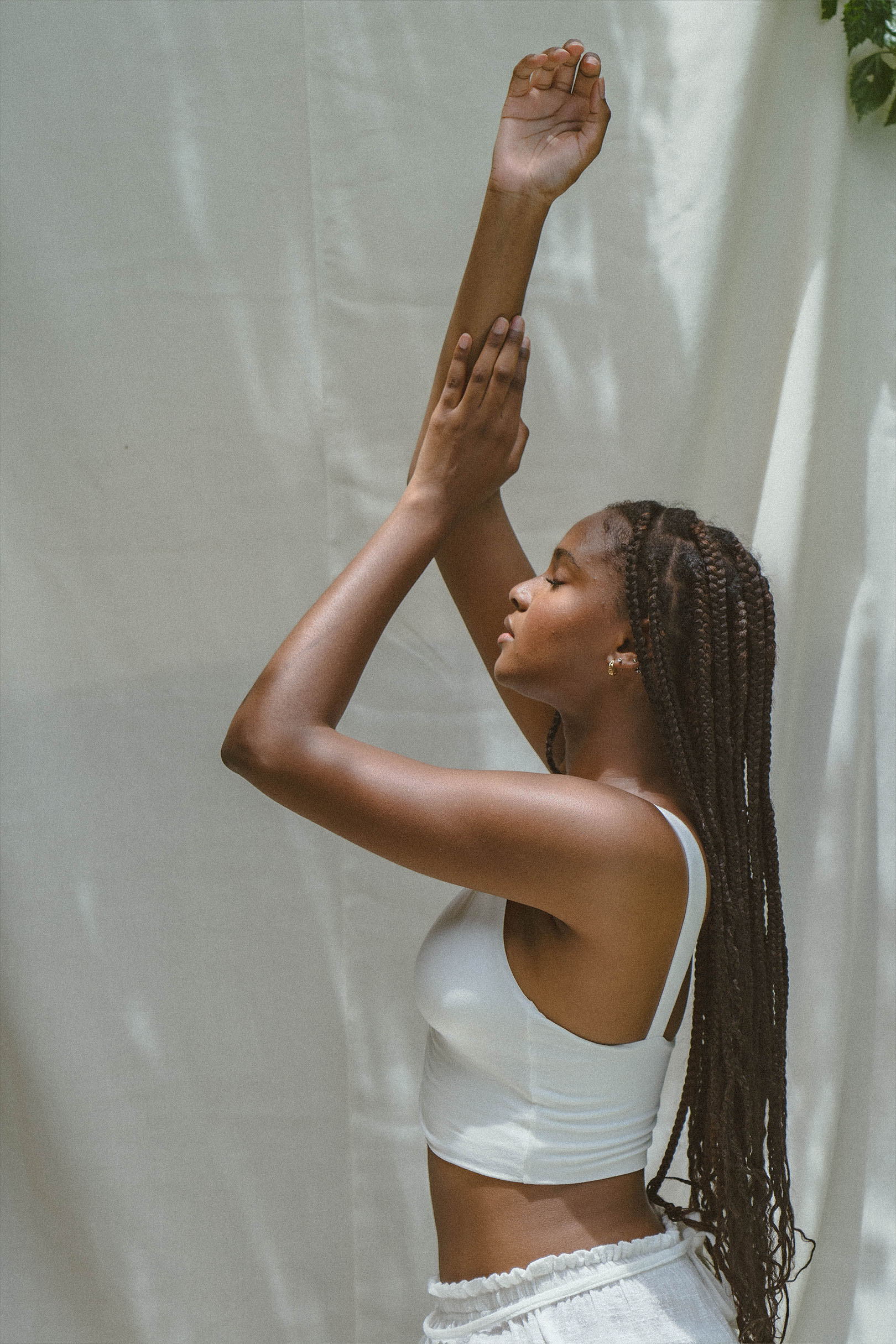 Diaz wear size M. Height: 180cm (5.9”), Bust: 90cm (35.4”), Waist: 72cm (28.3”), Hips: 110cm (43.3”) | Size M