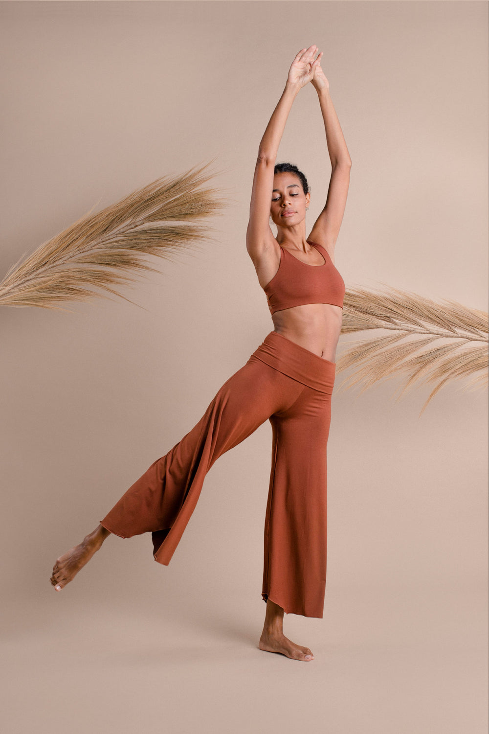 Carole wears size S. She is 175 cm (5.8) tall (Bust 82cm/32”, Waist 59cm/23”, Hips 90cm/35”). | Size S