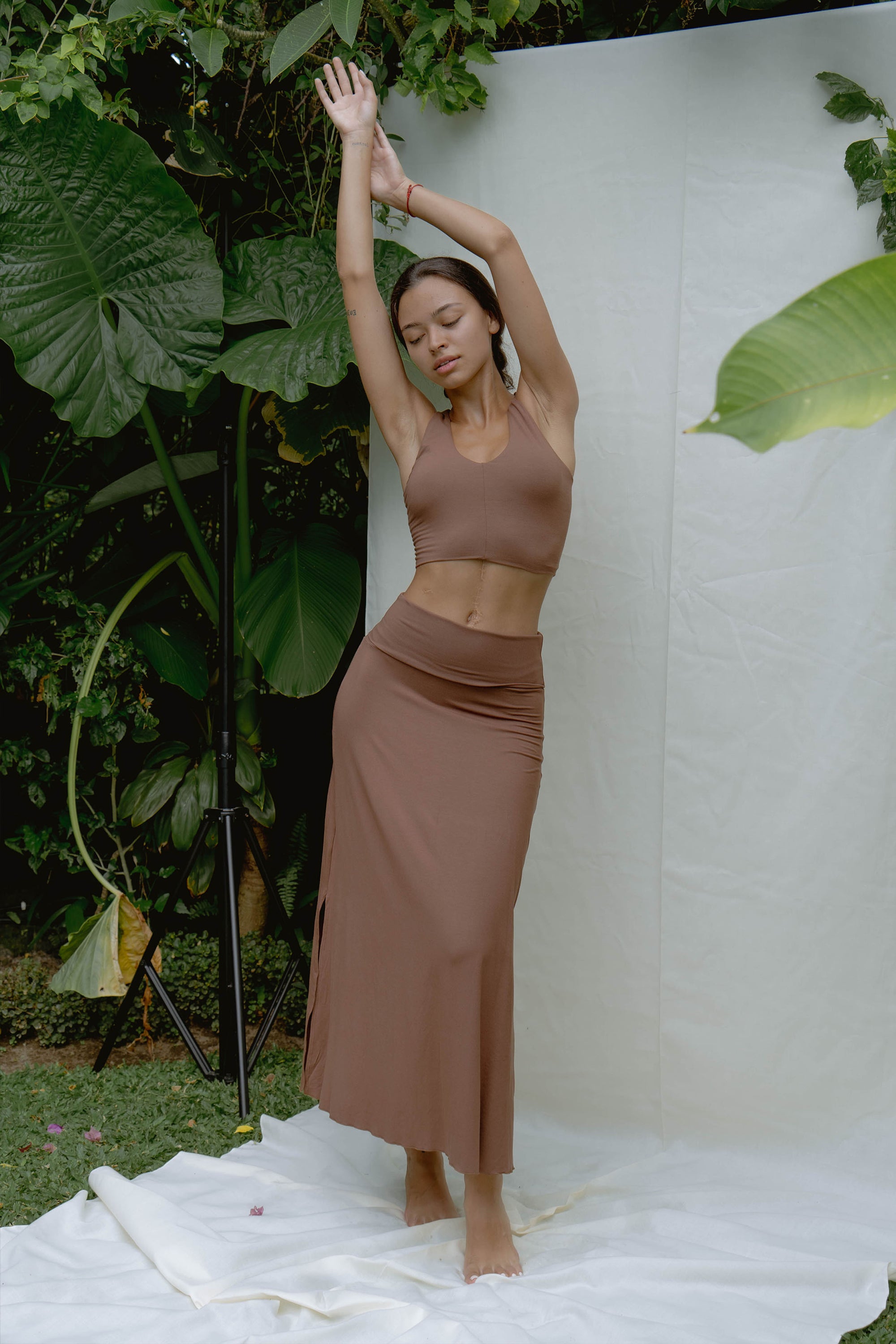 Sabi wears size S/M. She is 171 cm (5.6”) tall, Bust 86cm(33.8”), Waist 64cm(25.2”), Hips 95cm(37.4”) | Size S/M