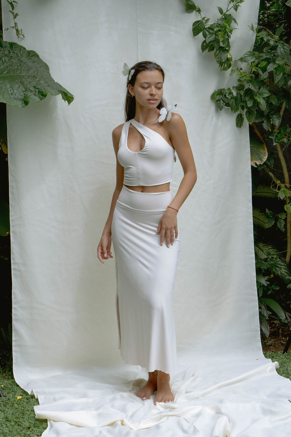 Sabi wears size S/M. She is 171 cm (5.6”) tall, Bust 86cm(33.8”), Waist 64cm(25.2”), Hips 95cm(37.4”) | Size S/M