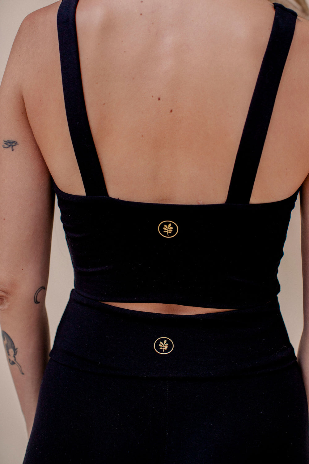 Sol wears size S. She is 176 cm(5.8”) tall, Bust 85cm(33.5”), Waist 65cm(25.6”), Hips 91cm(35.8”) | Size S