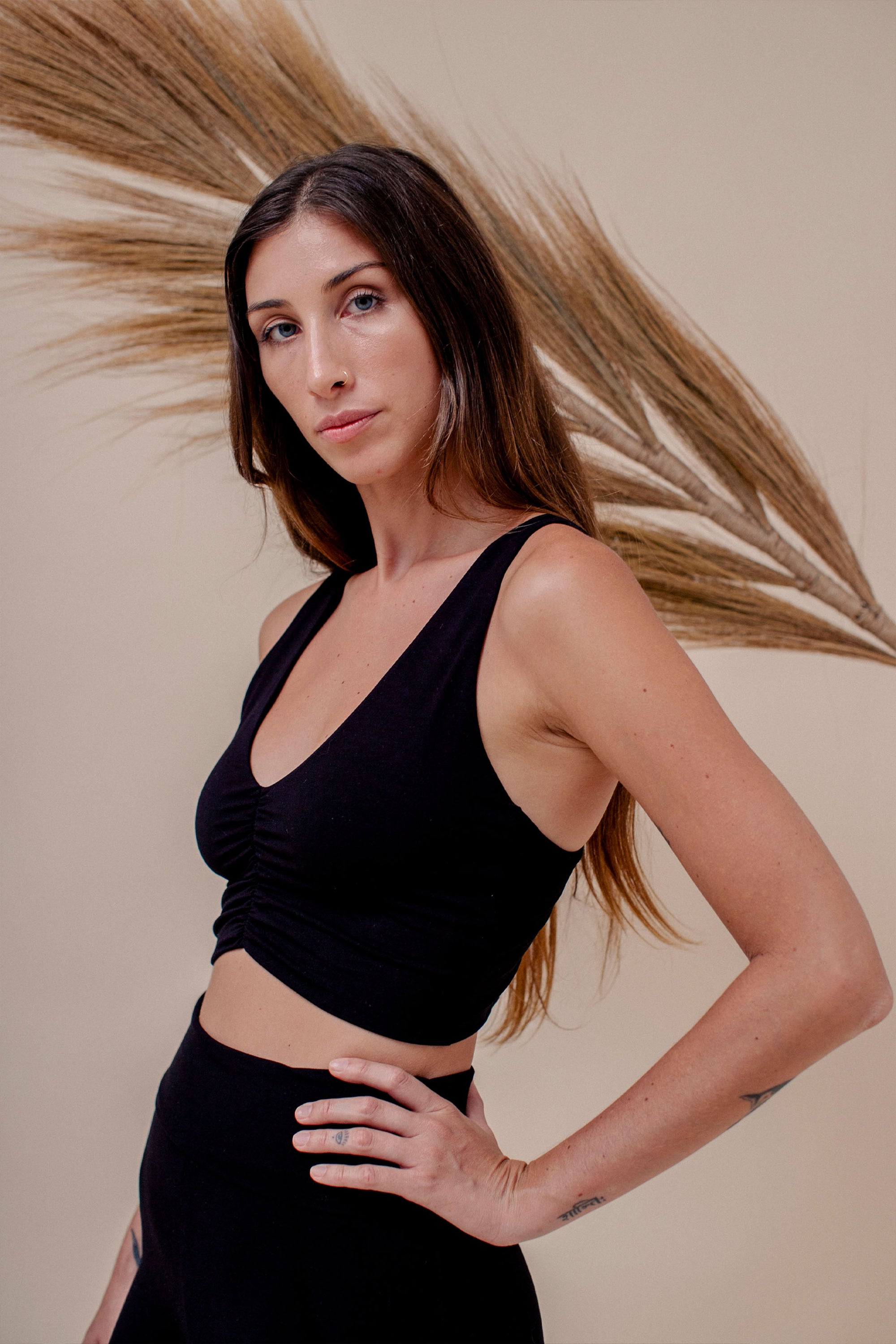 Sol wears size S. She is 176 cm(5.8”) tall, Bust 85cm(33.5”), Waist 65cm(25.6”), Hips 91cm(35.8”) | Size S