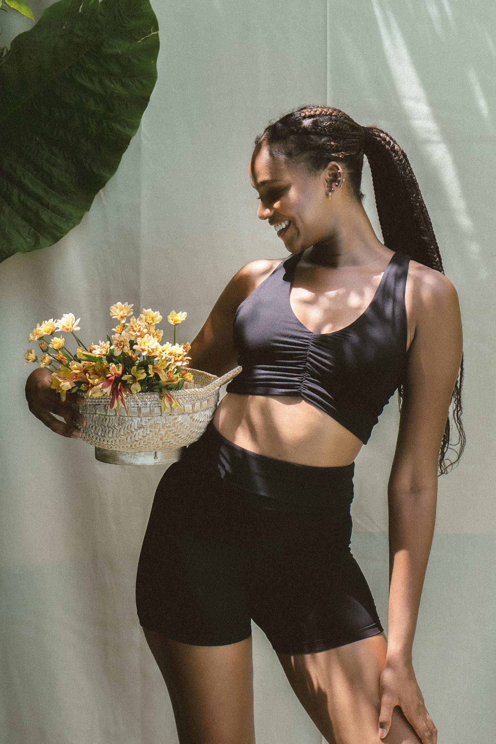 Diaz wear size M. Height: 180cm (5.9”), Bust: 90cm (35.4”), Waist: 72cm (28.3”), Hips: 110cm (43.3”) | Size M