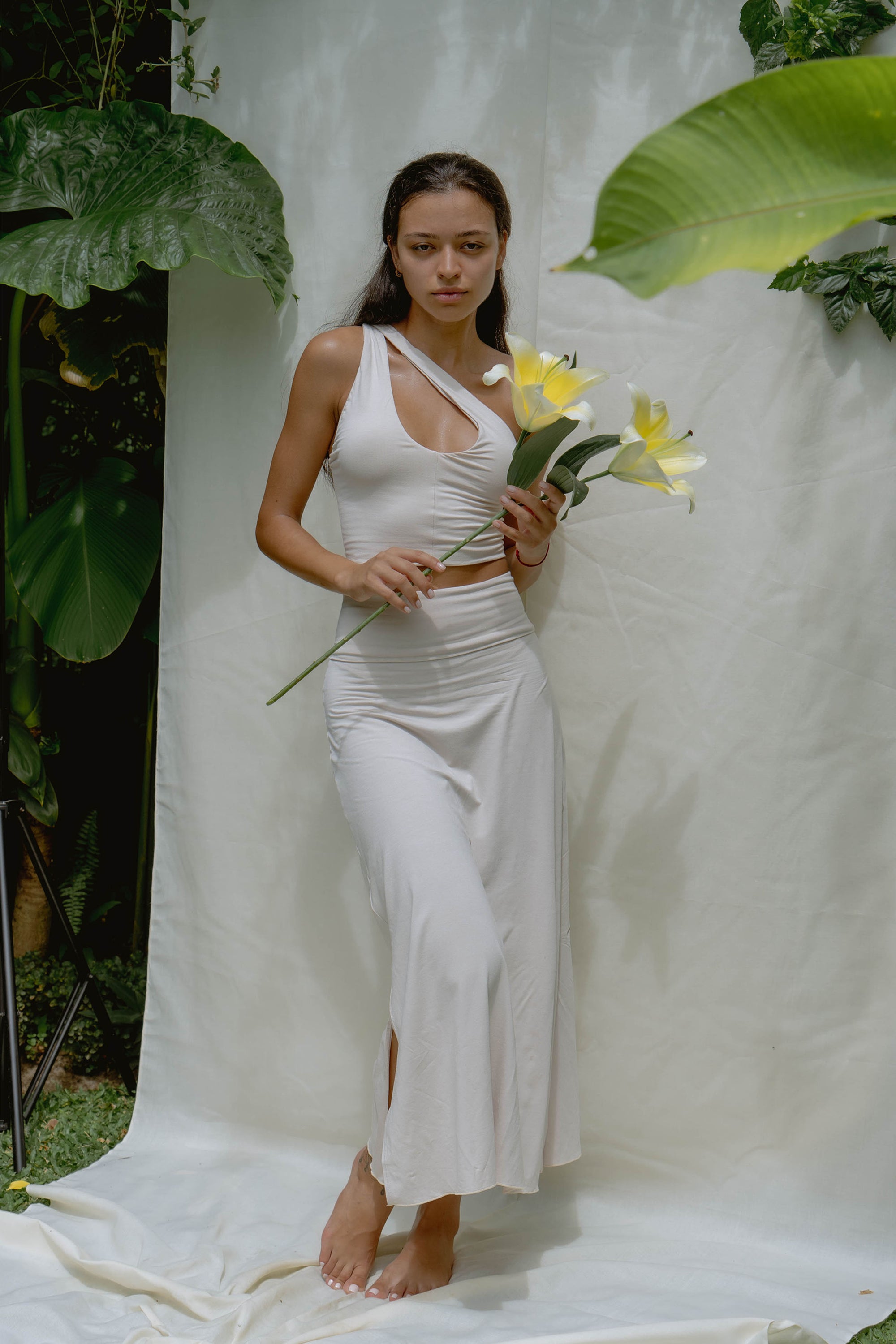 Sabi wears size S/M. She is 171 cm (5.6”) tall, Bust 86cm(33.8”), Waist 64cm(25.2”), Hips 95cm(37.4”) | Size S/M